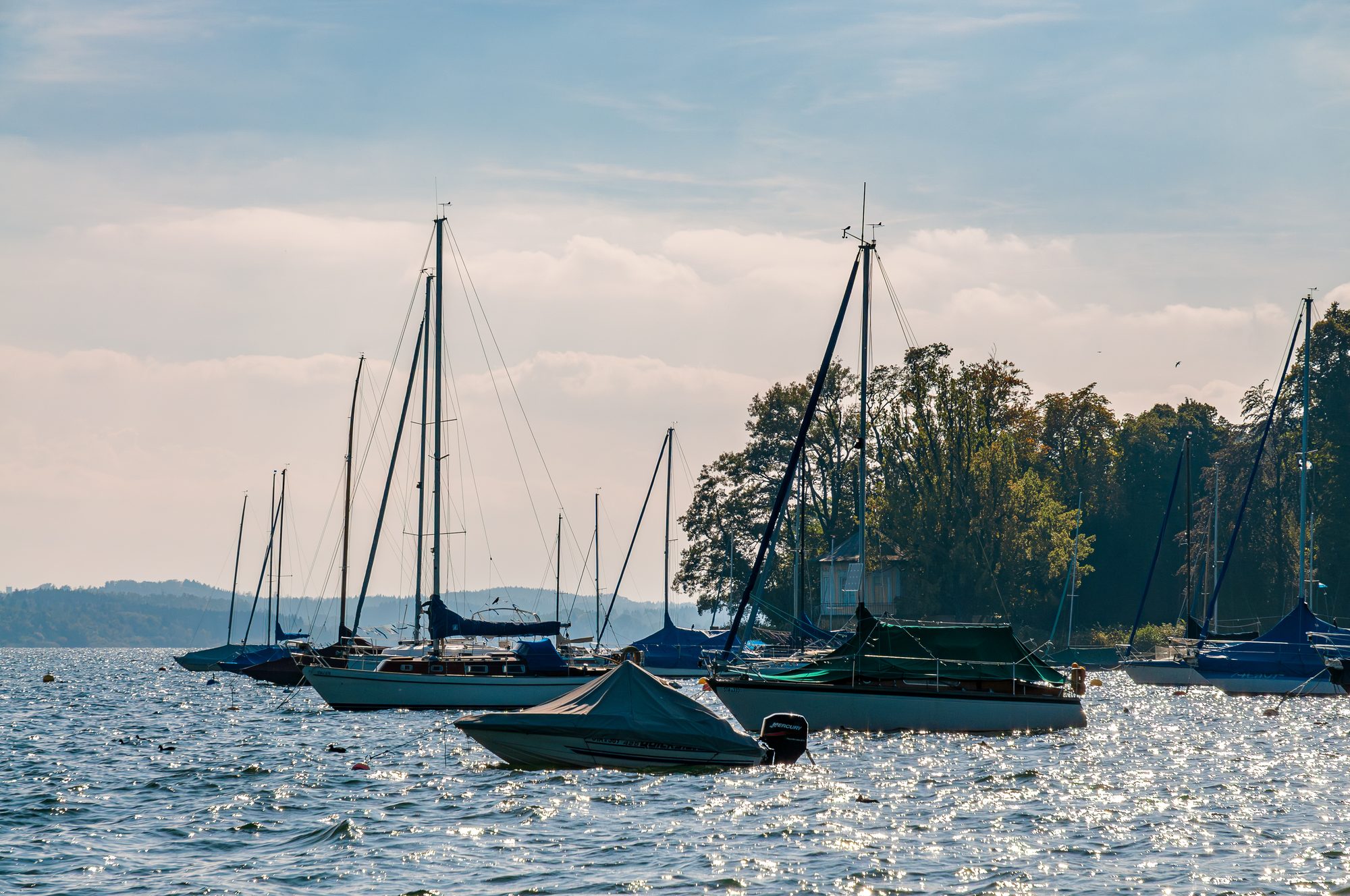 Segelboote in der Nachmittagssonne auf dem Starnberger See