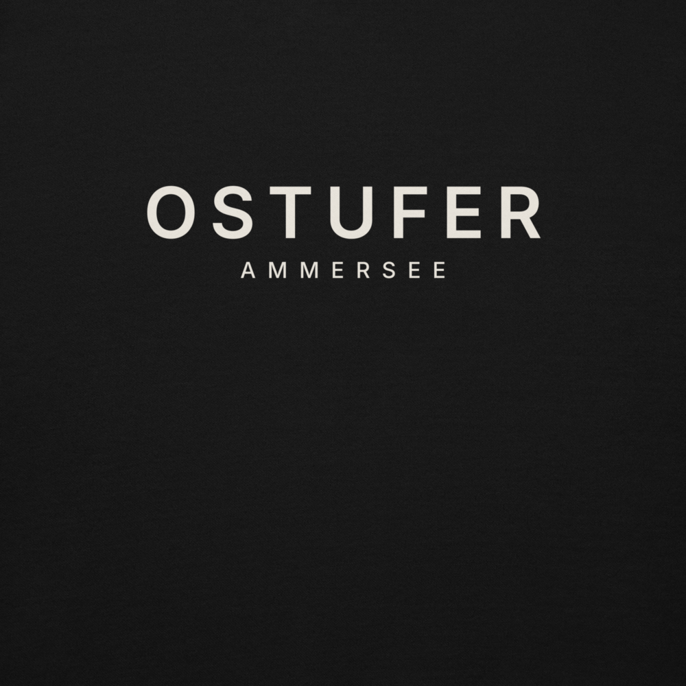 Ammersee Ostufer Hoodie Schwarz – Druckdetail: Schriftzug OSTUFER AMMERSEE in Creme